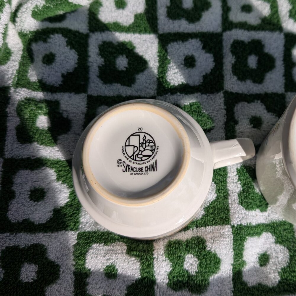 Vintage 1970s  ART DECO styled tea cup with loop handle - Picture 3 of 4